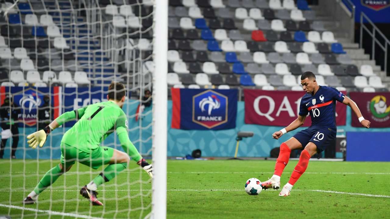Mbappé tirant penalty en match